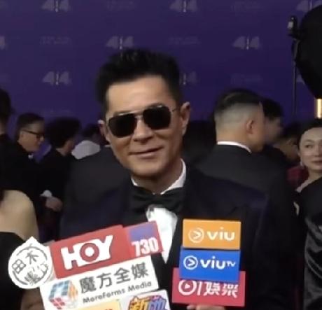 古天乐、舒淇，香港金像奖亮相走红毯，傍晚本来天就暗，为什么还戴一副黑色墨镜？这还