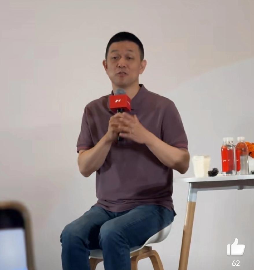 有关闪充和换电，李斌的看法是:
蔚来也建立了很多充电桩，鼓励蔚来用户安装家充桩;