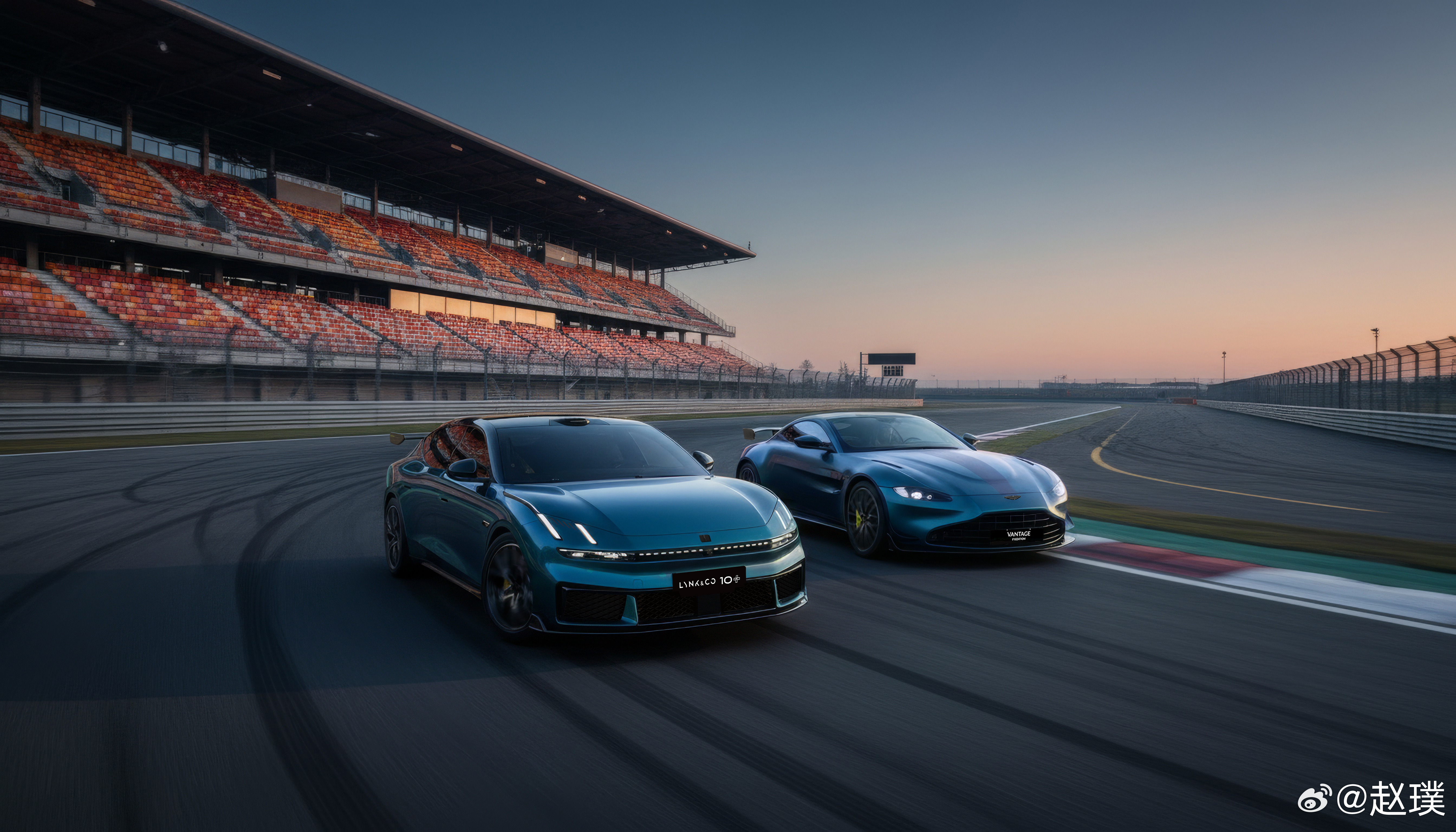 领克10+官宣，带来了全新车色「赛影蓝」，谐音Cyan蓝。青蓝色配碳纤维大尾翼和