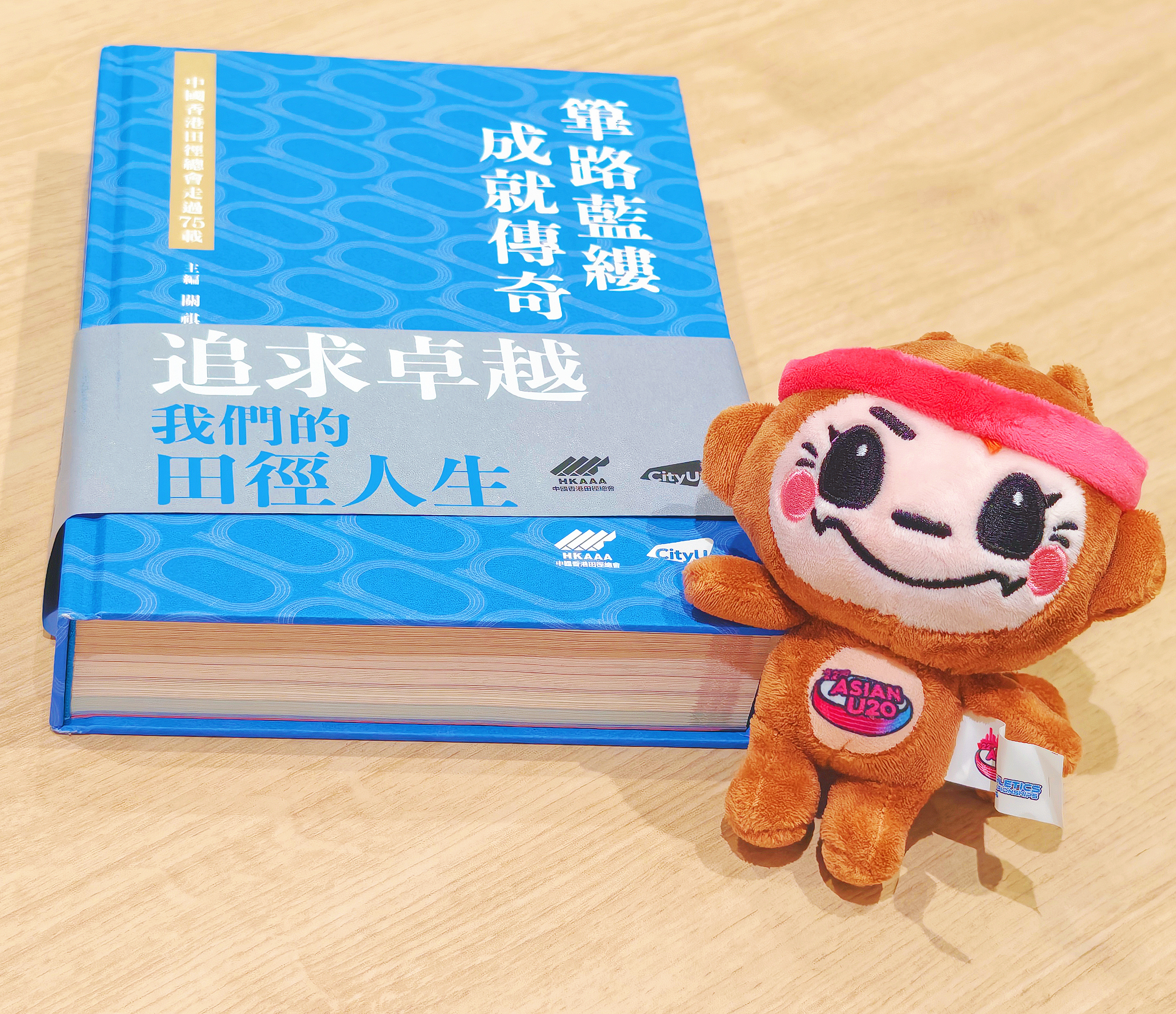 今天客串女子接力颁奖仪式的播报，无限欣喜！获得金牌的是——中国队！感谢伍先生的拍