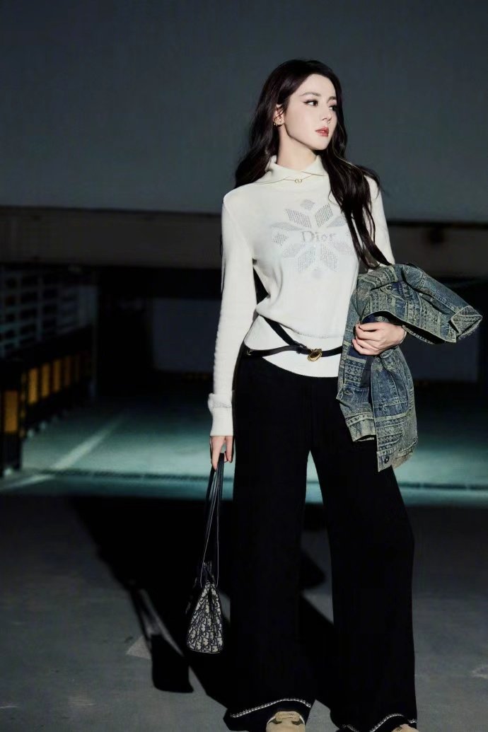 迪丽热巴迪奥出发图model感迪丽热巴看秀出发图  迪丽热巴看秀出发图，迪丽热巴