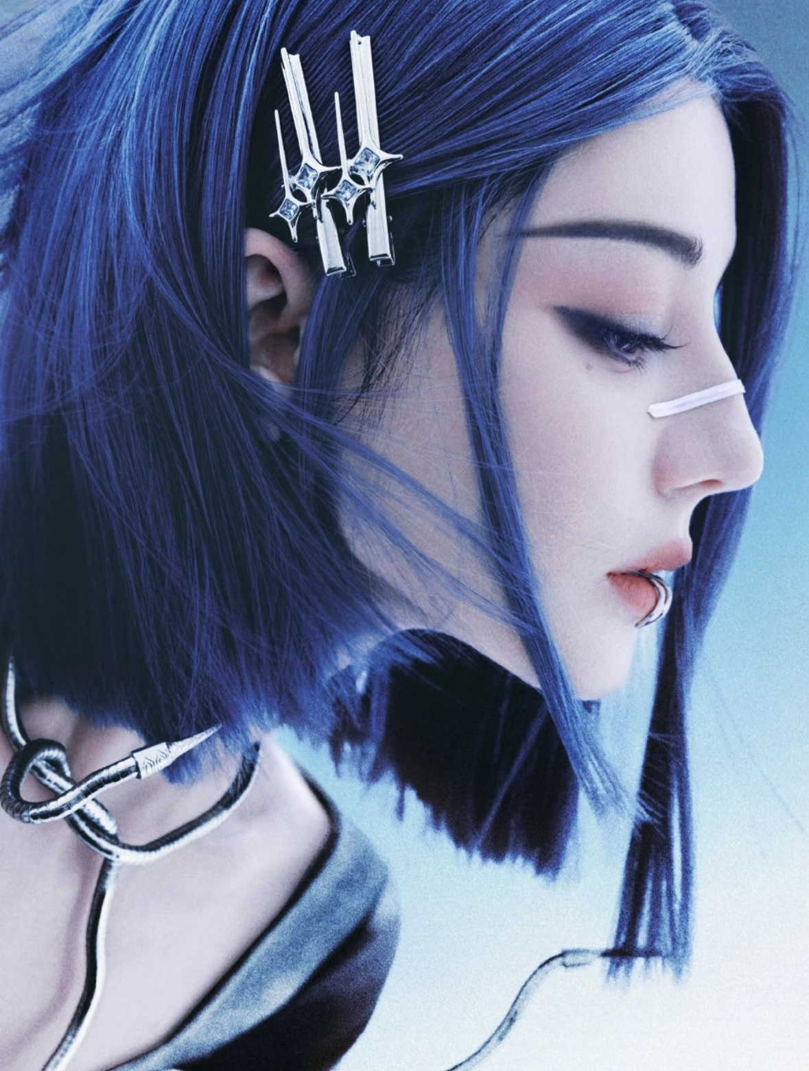 热巴脸链迪丽热巴为《ELLE》2026年3月刊拍摄封面预告时佩戴的迪奥定制高定脸