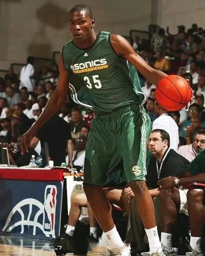 杜兰特没当状元才是近代NBA不可思议的事。

中学时期场均19.6分8.8篮板。