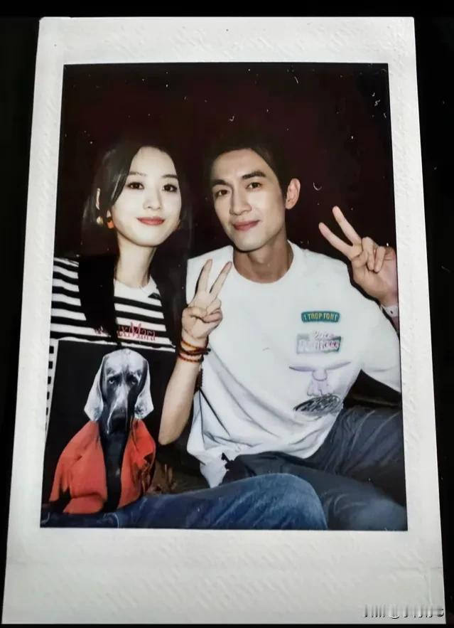 80后站出来说说，上学的时候情侣拍照片是不是就是这样的？

#爆料# #赵丽颖#