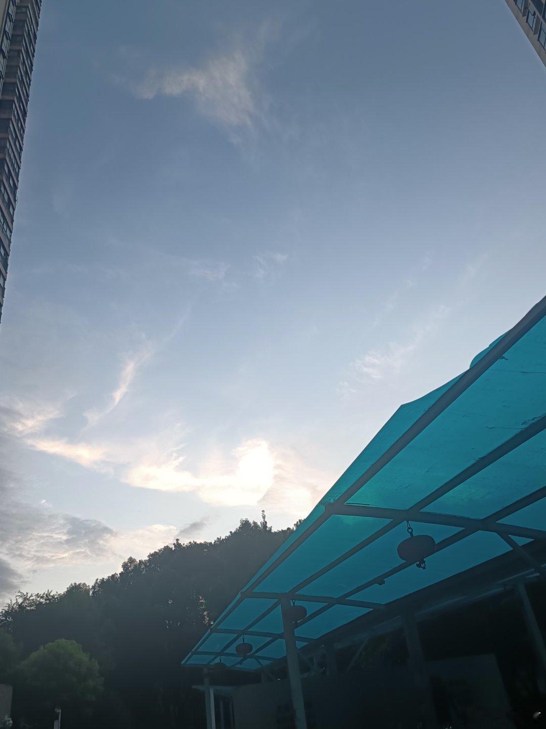 武汉报的中雨，却出了一天的艳阳高照，这雨究竟是下在了哪处呢？能否分享。。。 