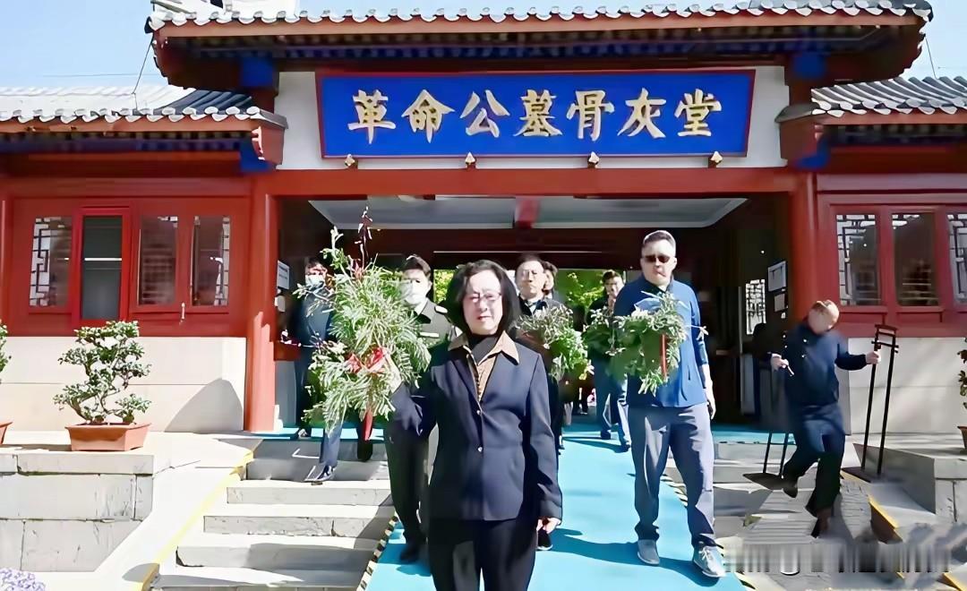 2024年，陈士榘上将夫人李峥在八宝山革命公墓骨灰堂前，手捧花束，神情肃穆。
她