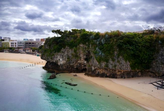 琉球到底归谁？联合国一提，全网炸锅。
 
明清那时候，琉球是个正经的独立王国，跟