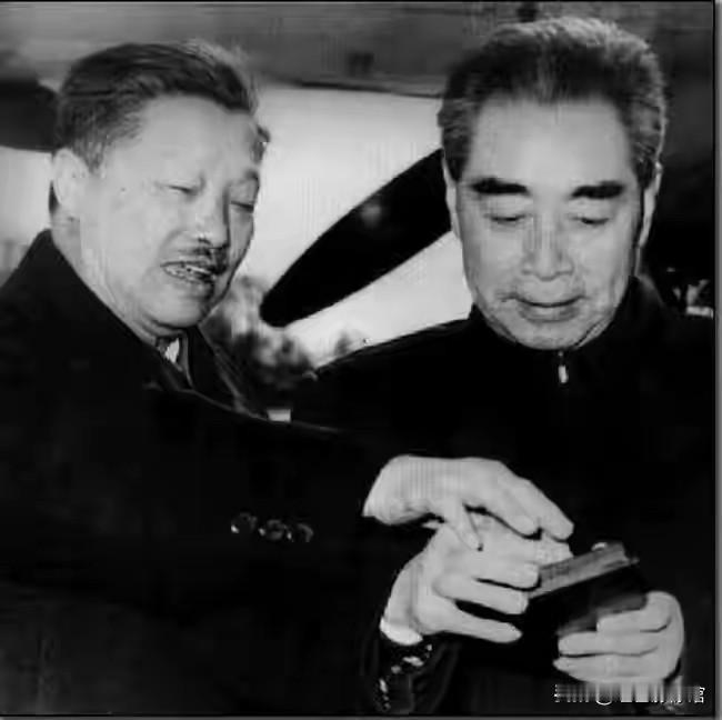 这张黑白照片记录了1963年11月6日的珍贵瞬间：周恩来总理在机场迎接参加第一届