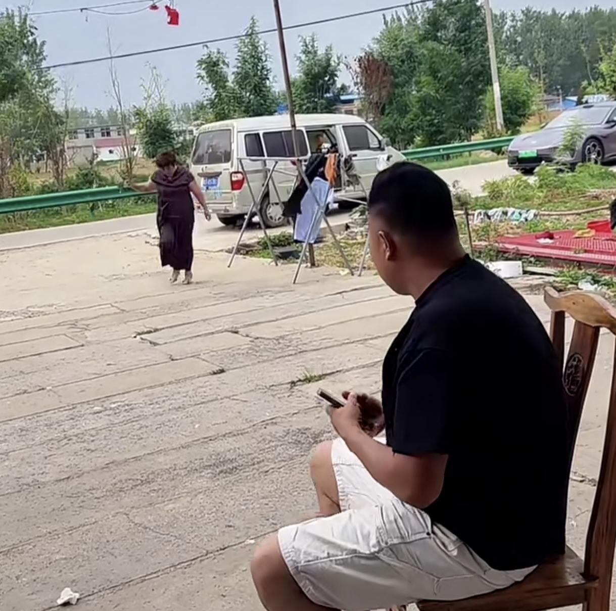 把婆婆给吓的
走婆婆的路让婆婆无路可走
婆婆打牌又回来了，老公你问咱妈晚上吃啥 