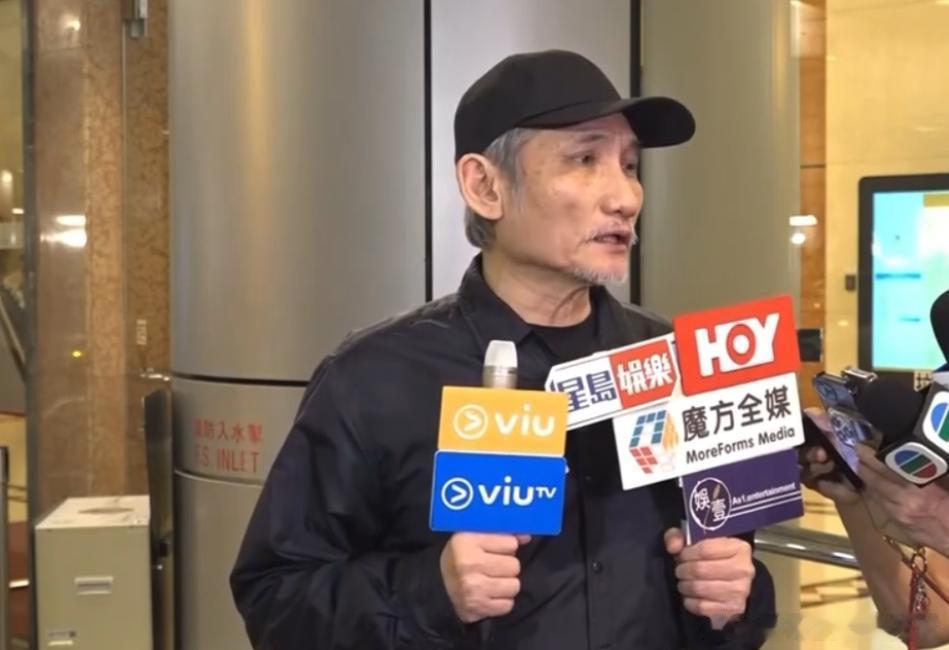 微博知名博主 徐克深夜在医院门口接受媒体采访：施南生在家人和朋友的陪伴下安详离开