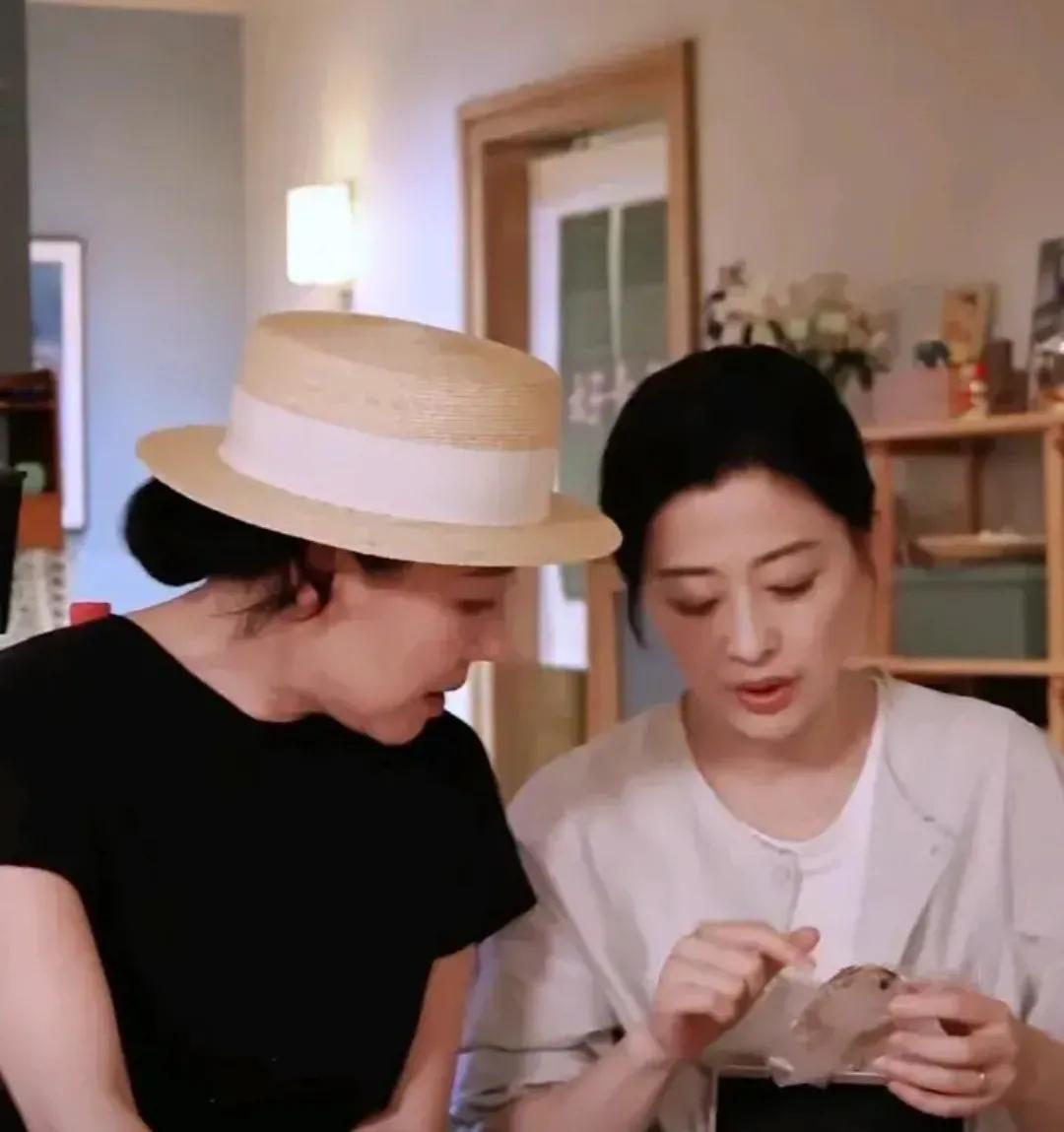 刘琳和梅婷
两人在一起干什么呢
这画面好美呀
各位，你们觉得
她们俩谁更美一点
