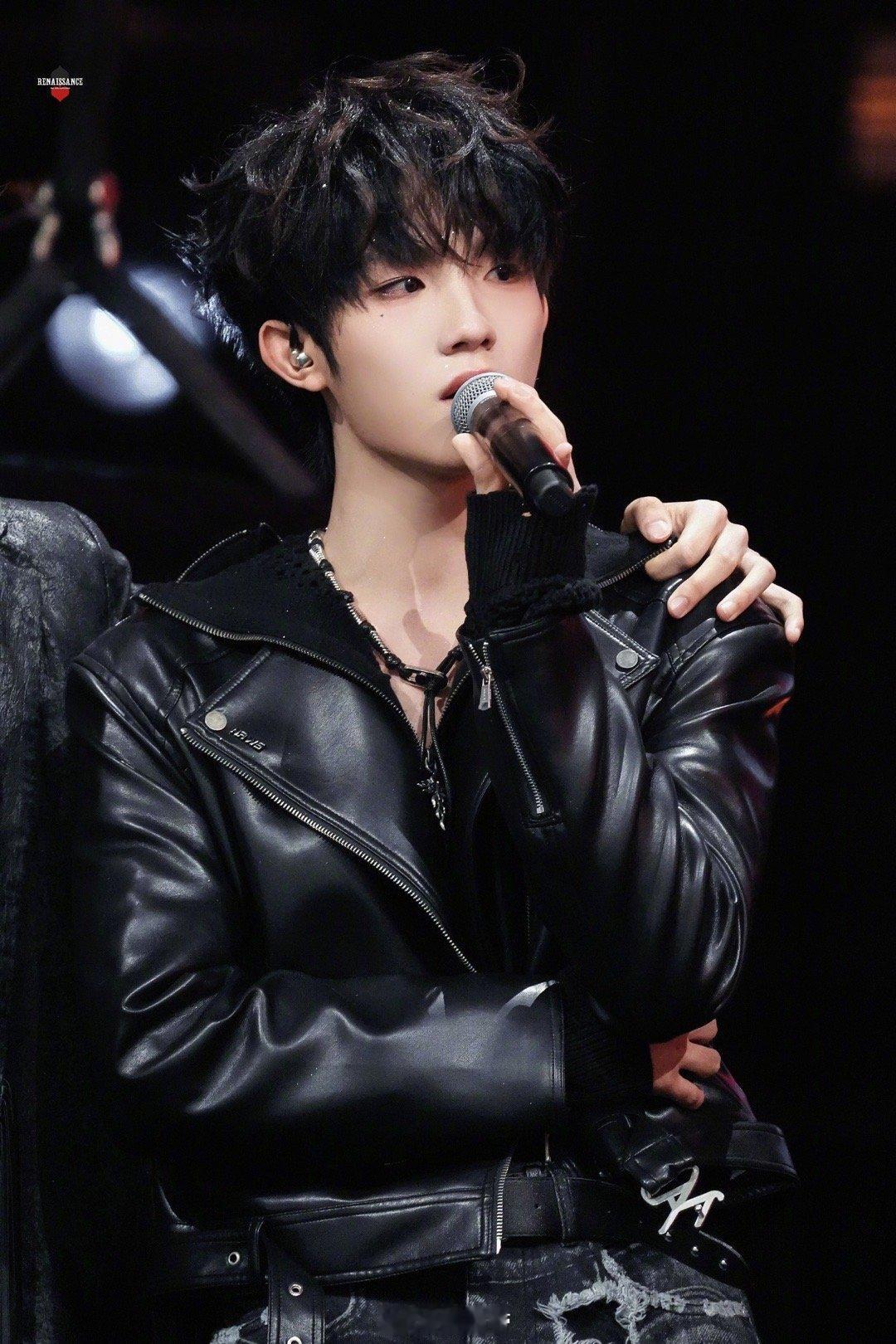 苏新皓羊毛卷 看完苏新皓的羊毛卷造型，只有一个想法：这个发型请务必常驻！软乎乎的