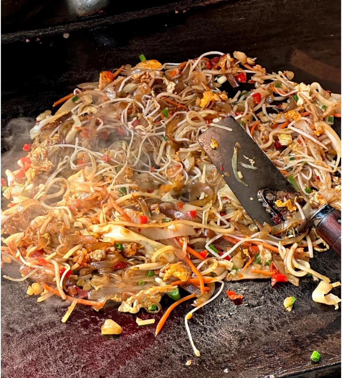 炒粉。要用黑猪肉炒。加点包菜丝（喜欢细豆芽的也加点）一定要猛火快炒。入口要有点微