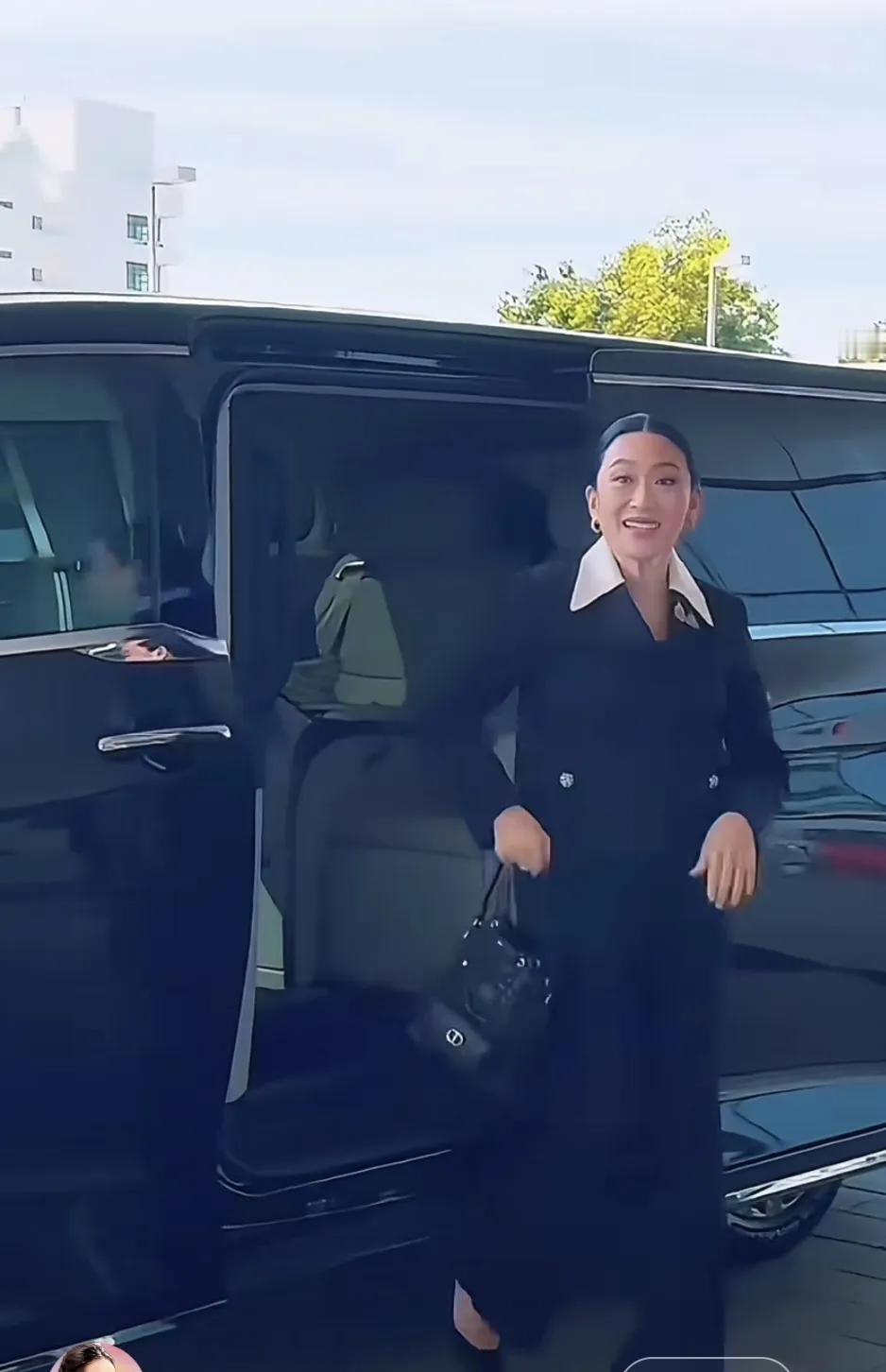 作为公众人物，佩通坦真的不容易，可以说压力如山大：这是她8月21日，庭审一个半小
