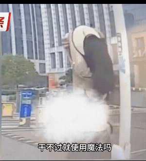 过去女子发起脾气来是一哭二闹三上吊，现在动不动居然一哭二闹三脱衣。这是一对小情侣