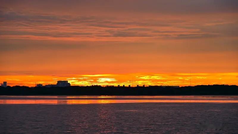 上联：夕阳余辉染天边，诚邀下联暮雨细丝润草间