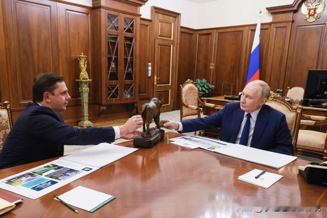 泽连斯基在出席慕尼黑安全会议期间接受美国媒体访问时，再次诅咒普京。

他先说“我