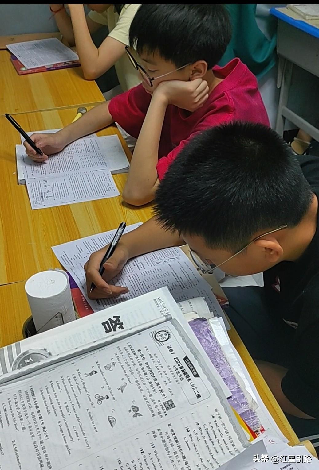 人活着，不是为了迎合谁，也不是为了证明给谁看，而是在风雨里站稳，在平凡里发光，在