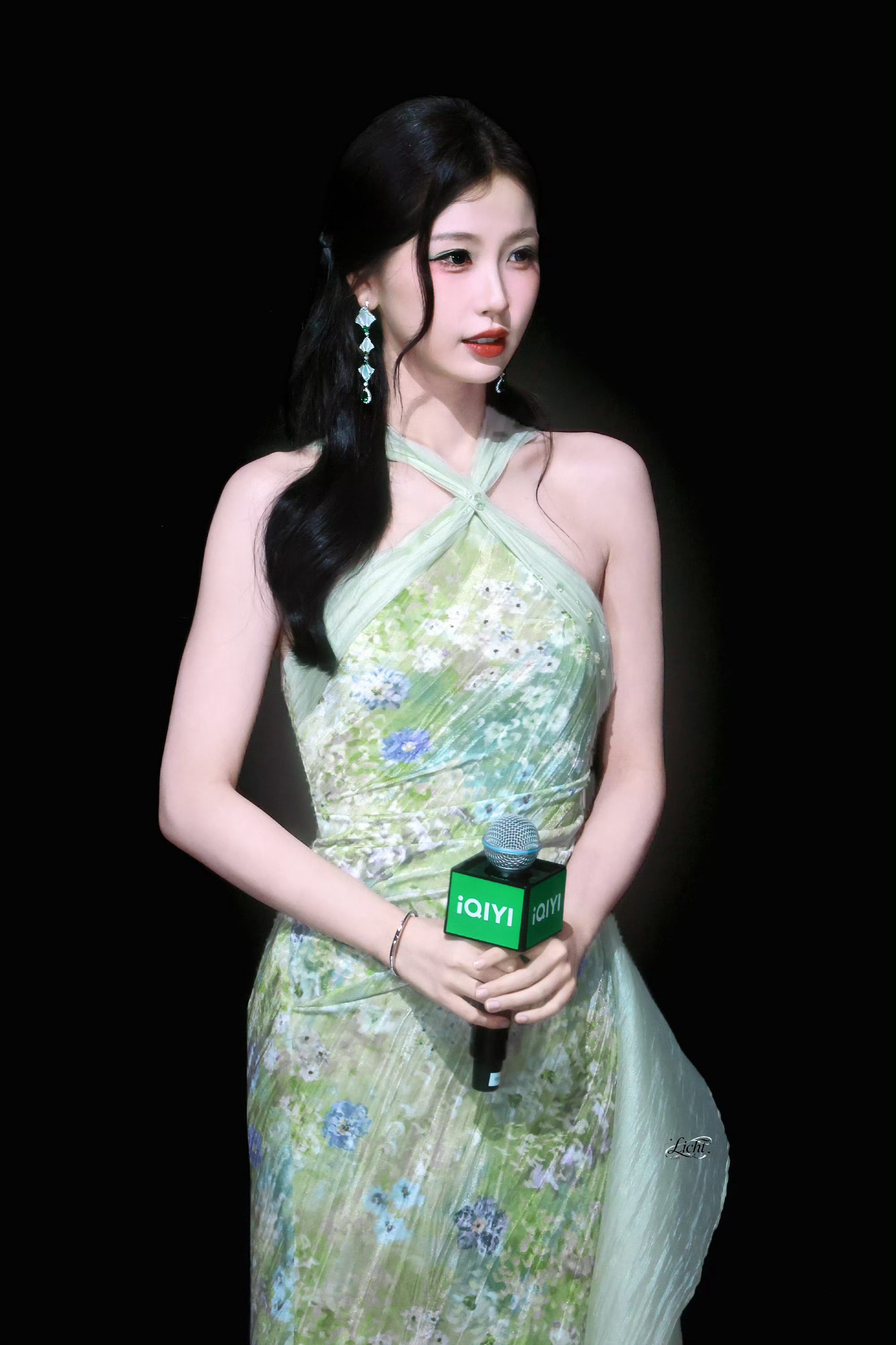 绿色长裙真的好优雅………好春天的一套造型吧🥹虞书欣绿色挂脖礼服造型