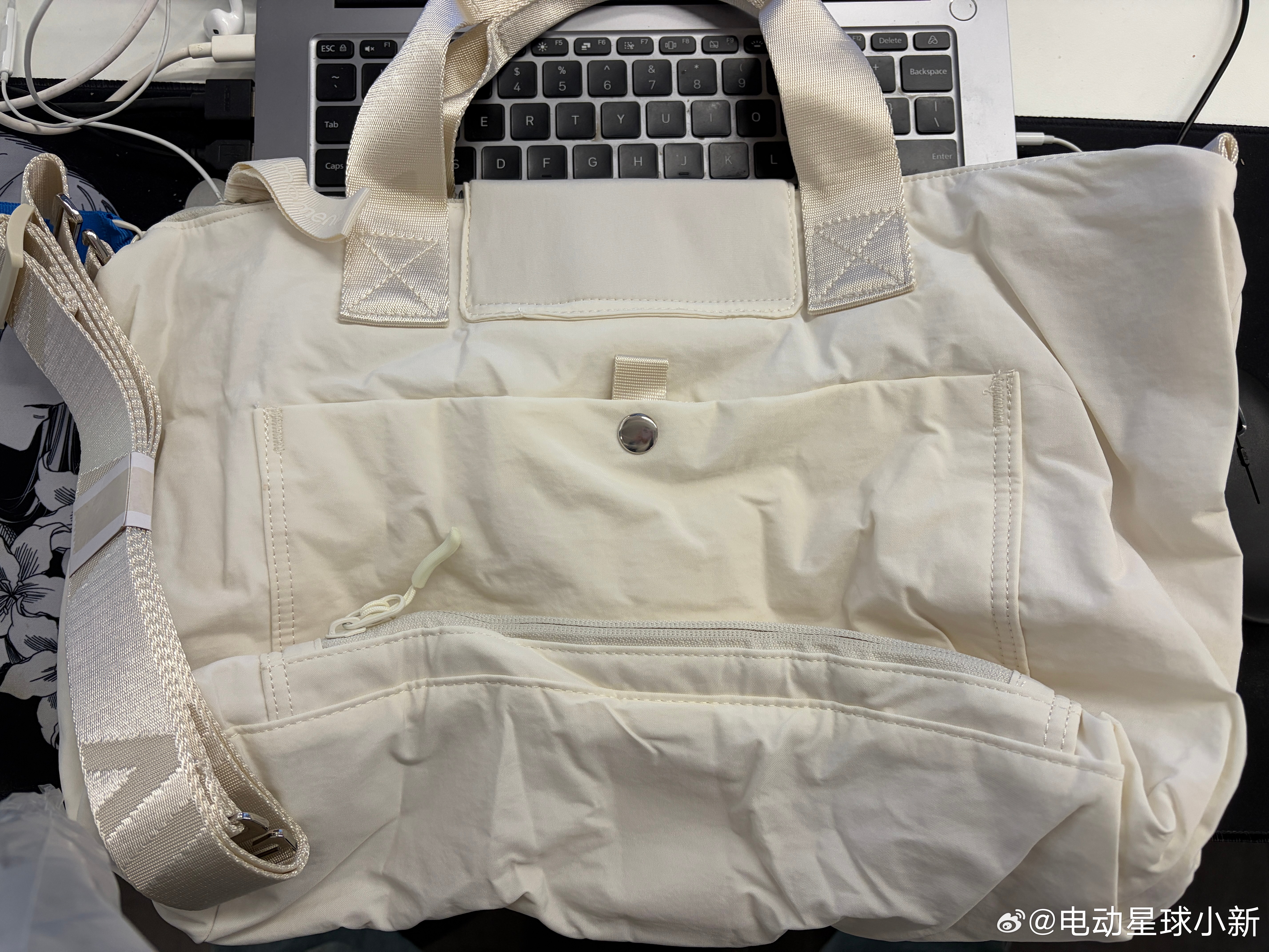 铁粉福利来啦！给大家抽一个 momenta 的【休闲包】，评论点赞就可以了这个月