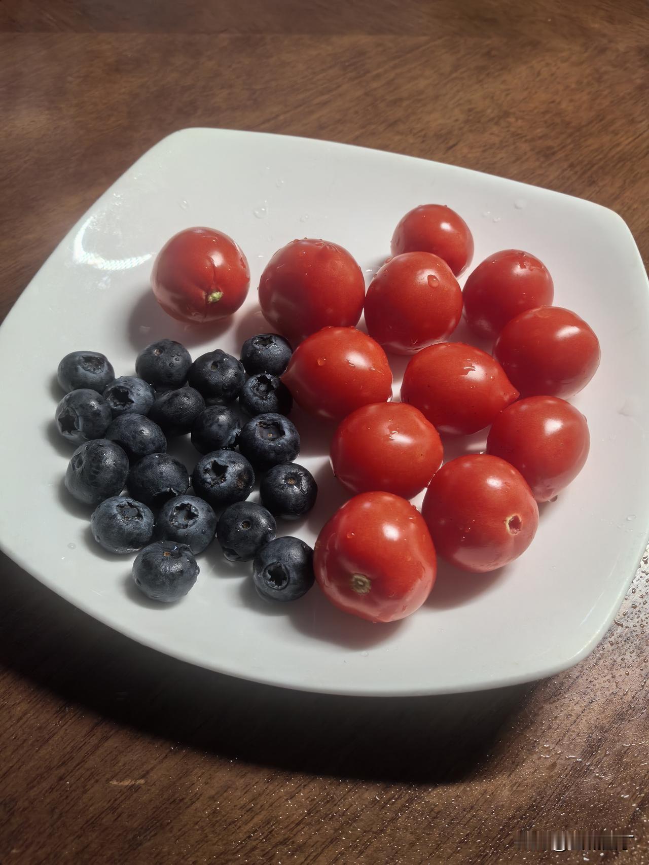 本来中午不准备回来了，但禁不住亲手摘菜的诱惑，又一拐一瘸回来了。

早晨出门的时