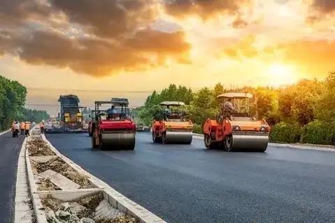 电车该不该交养路费？
门外的那条马路又开始修了
记得没用多少年啊，怎么又开始修了