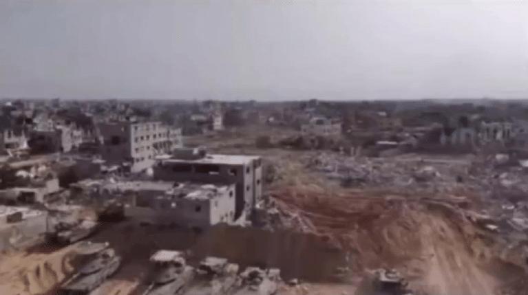 以色列军队肆意杀戮，在加沙南部的拉法市，以军实施大规模爆破，摧毁了哈马斯武装通往