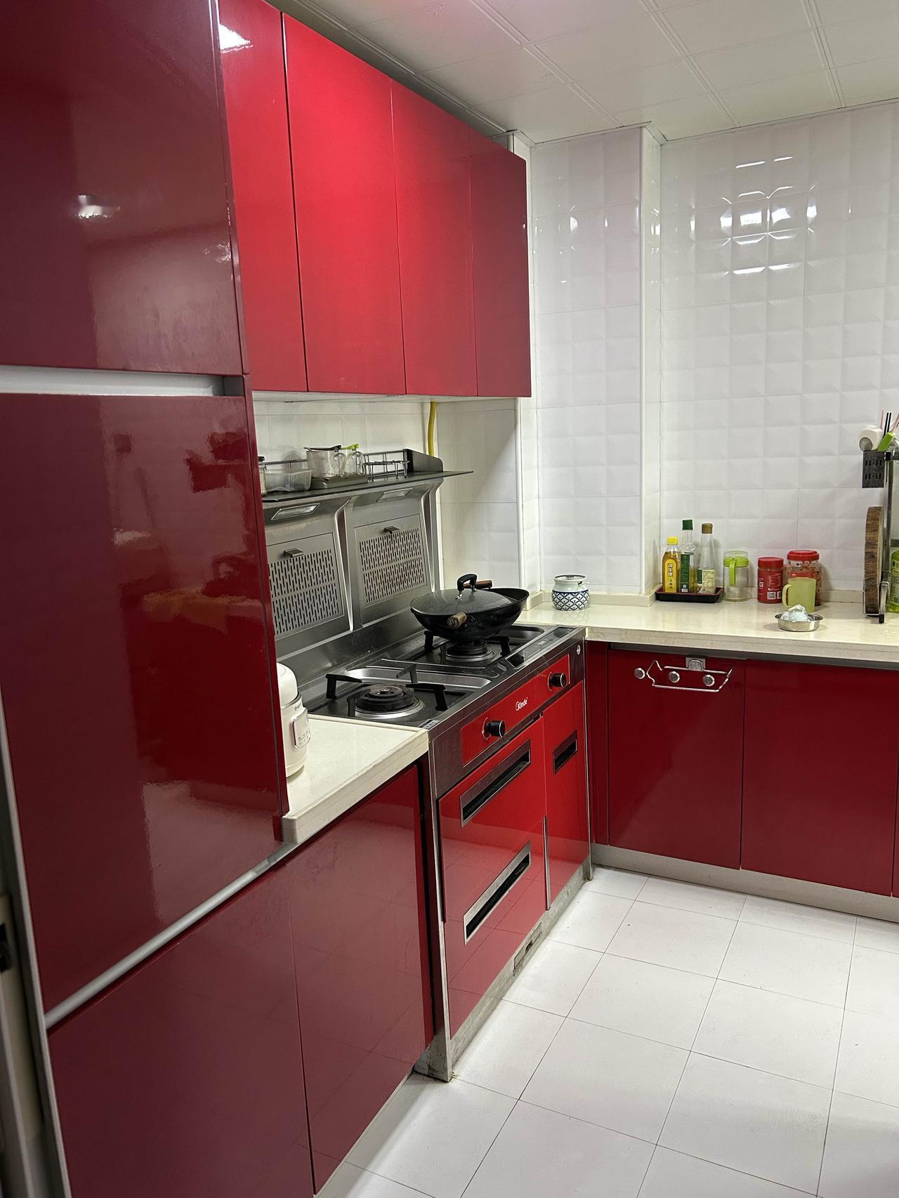 由于厨房空间较小，装修时我毫不犹豫地选择了集成灶。它仅占据一个燃气灶的空间，却集