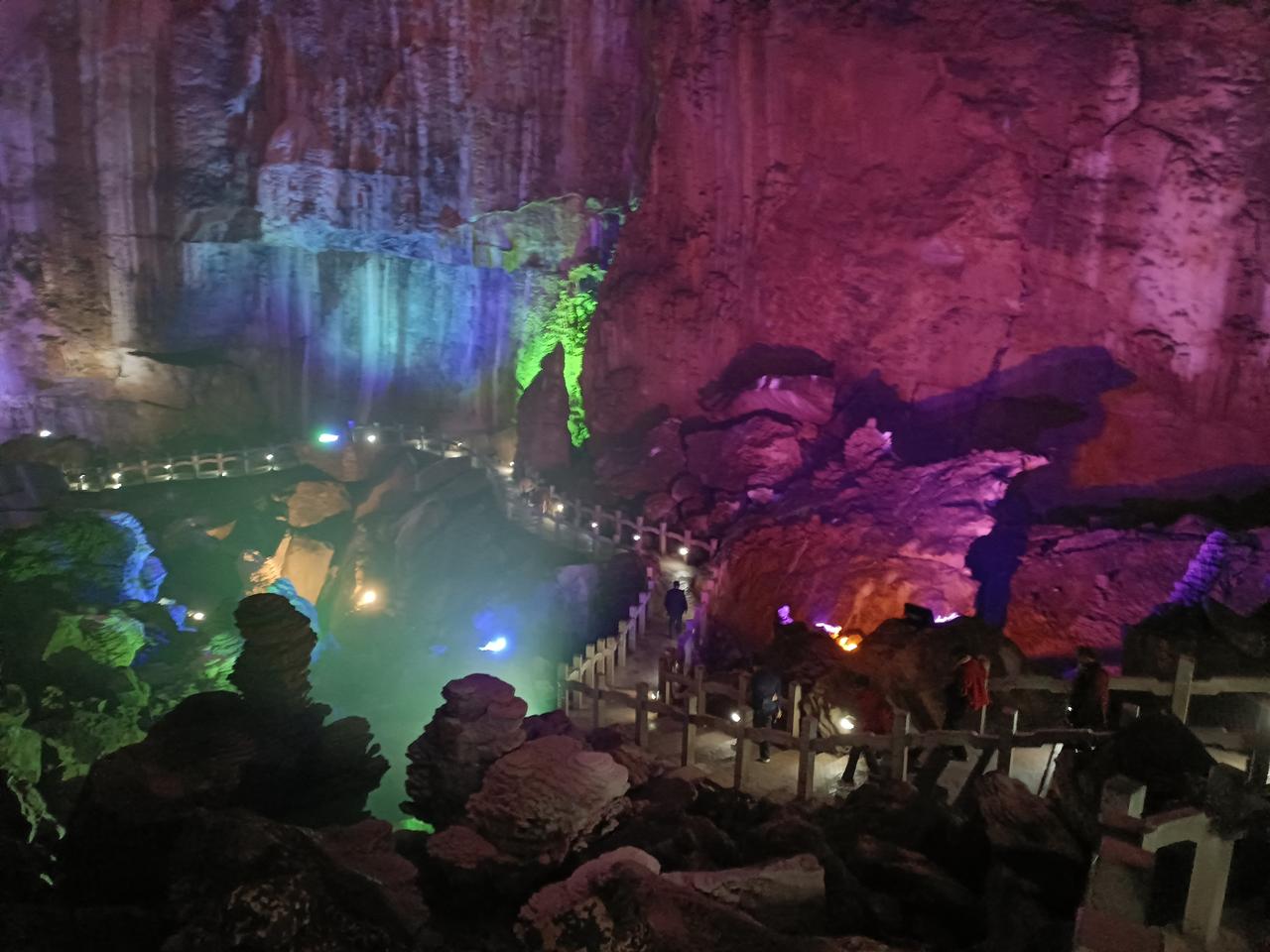 走进广西桂林荔浦丰鱼岩，就像踏入了一个奇幻世界。它在荔浦县城16公里处的三河乡东