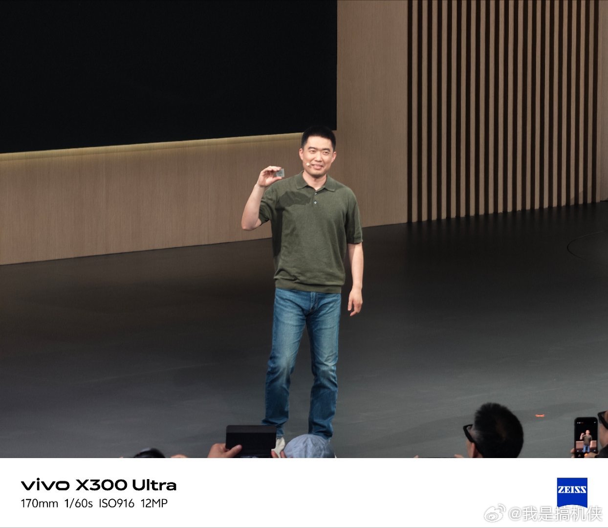 李想喊我帮他拍张照片，不然网上传的都是他举桌子的照片，这下李想不举桌子了，拿芯片