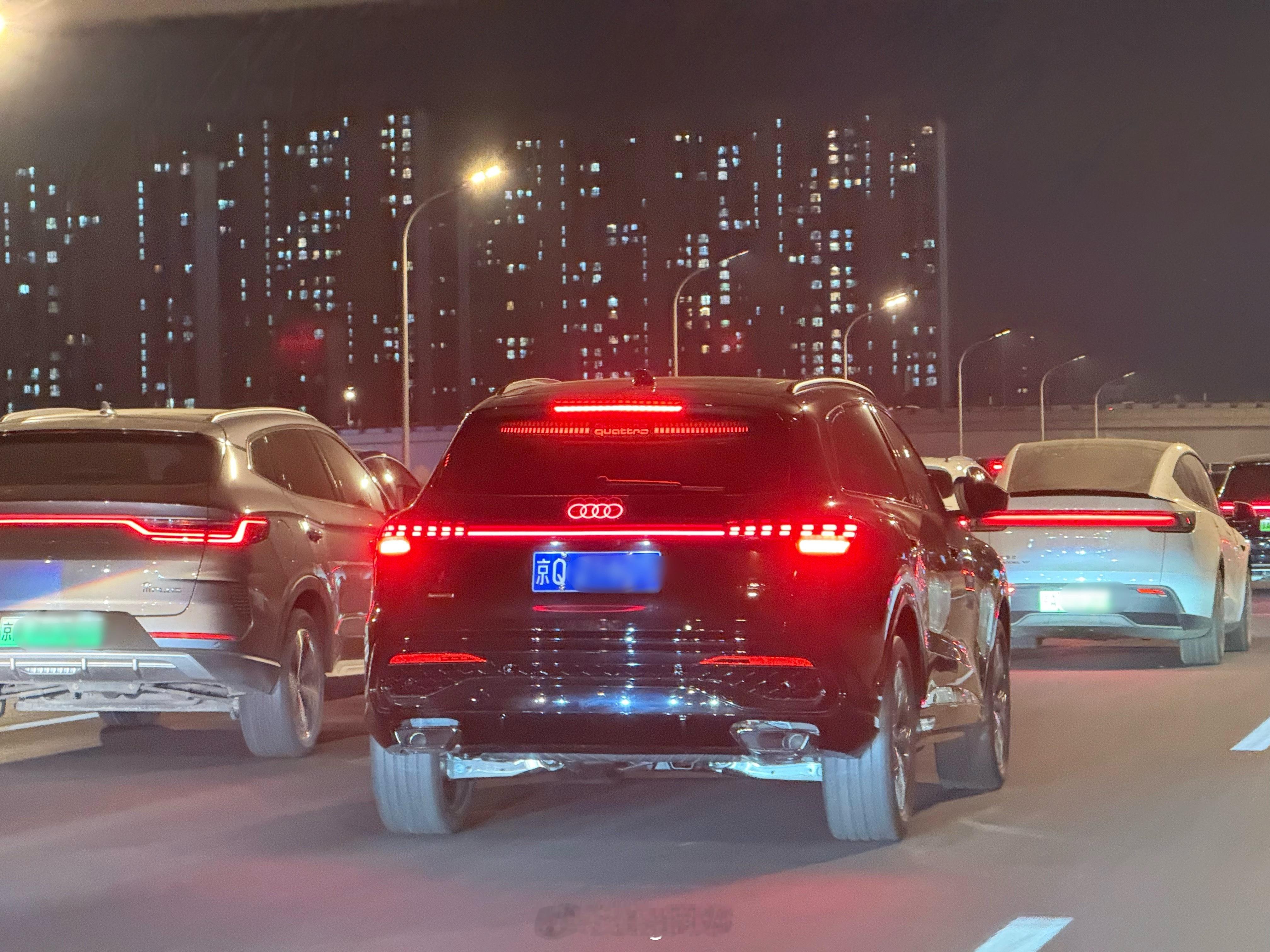 新Q5都上牌了刚才编辑图片的时候发现高位刹车灯下面还有一条灯带🙈 