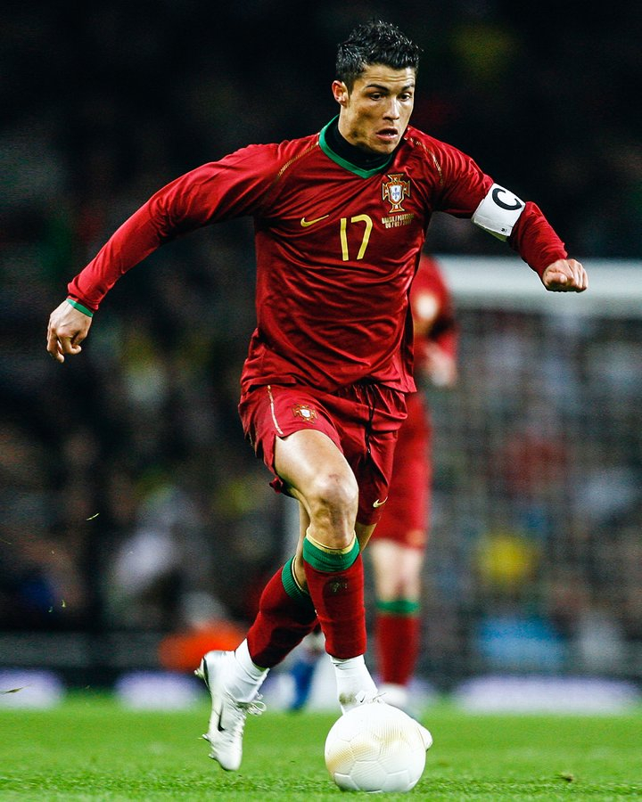 克里斯蒂亚诺·罗纳尔多首次佩戴葡萄牙国家队队长袖标至今已过去19年 