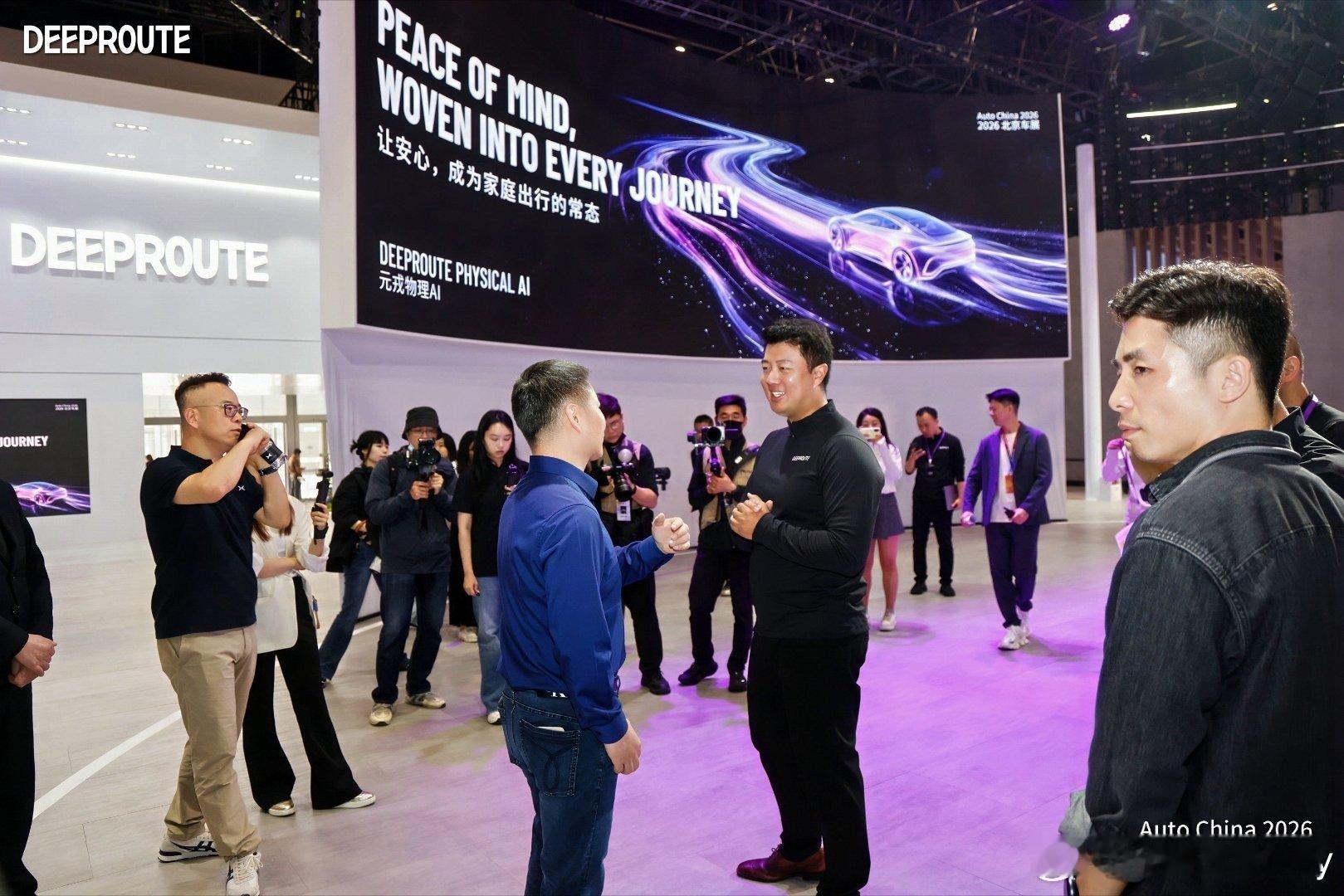 同行业互相支持，大师兄真的是身体力行。北京车展期间亲自到元戎展台打卡。大家作为智