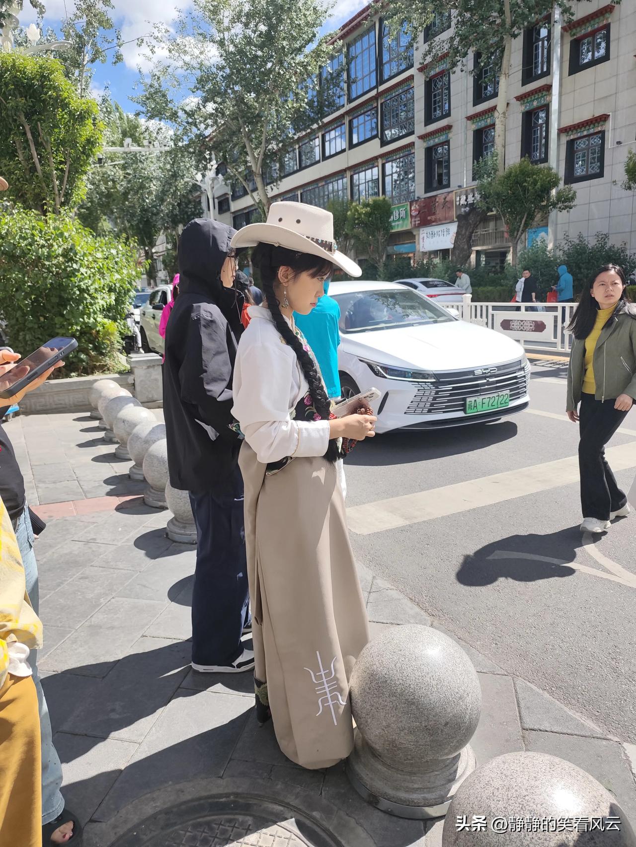比起深圳、成都，还是拉萨街头上的美女漂亮。

网上，在深圳，在成都，很多博主拍摄