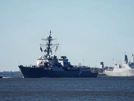 突发！南美洲海域一声闷响，美军两艘万吨巨舰“亲”上了！补给舰给驱逐舰“喂饭”时直