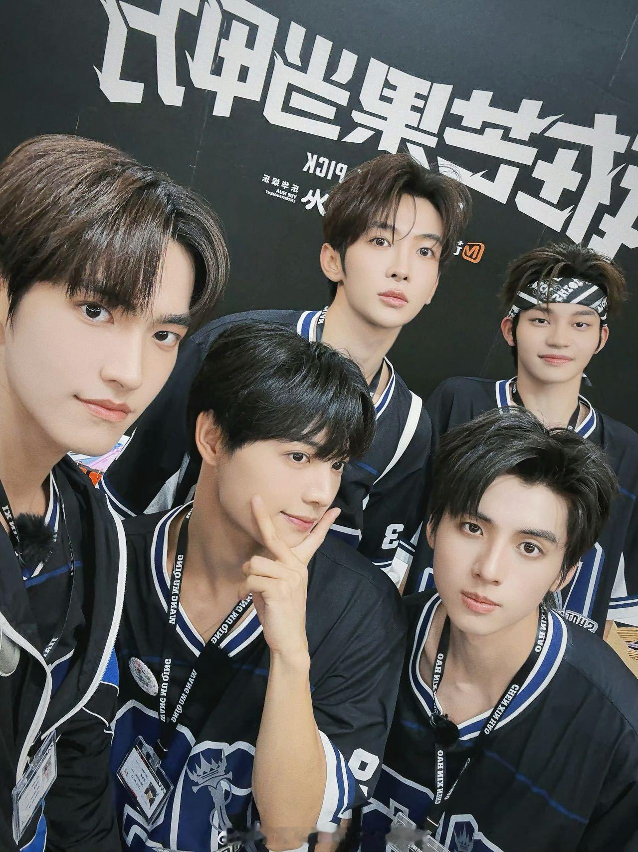 乐华男团洗澡到底在燃什么 Boyhood男团的哥几个适应能力真强啊，妥妥的氛围活