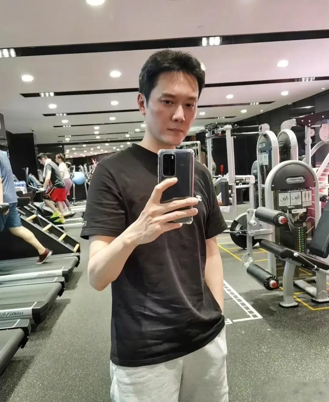 原来并不是所有的明星都是使用iPhone啊，还有人是喜欢国产的，冯绍峰老师的这个