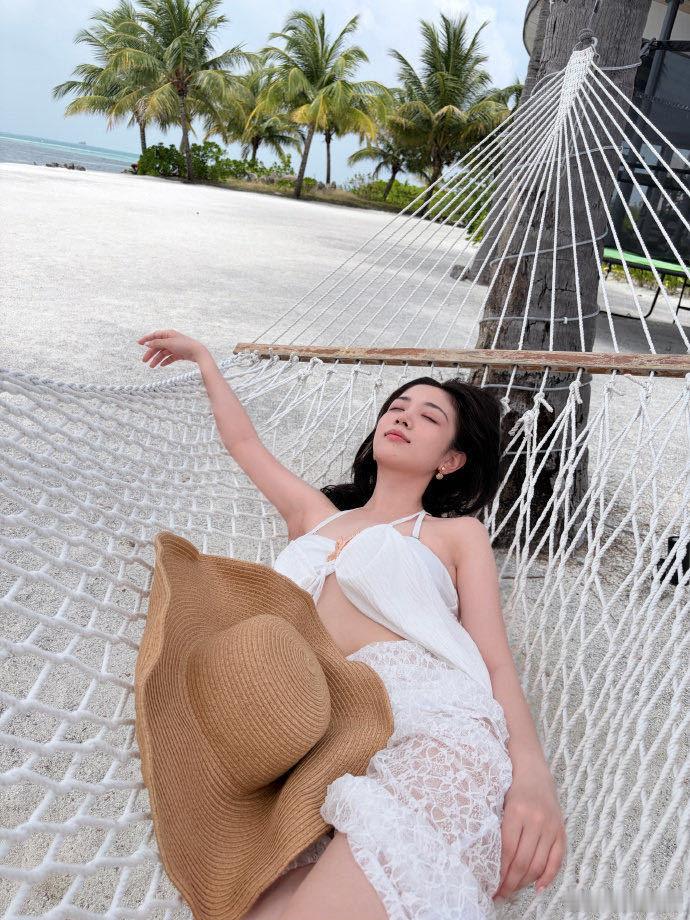 代露娃每一步都踩在光里突然被代露娃惊艳到 这颜值能打，每一张照片看起来都非常有艺