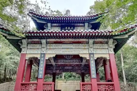 两蒋灵柩现状：台湾不想要，亲人懒得管，“台独”分子泼油漆泄愤。当年蒋介石迁往台湾