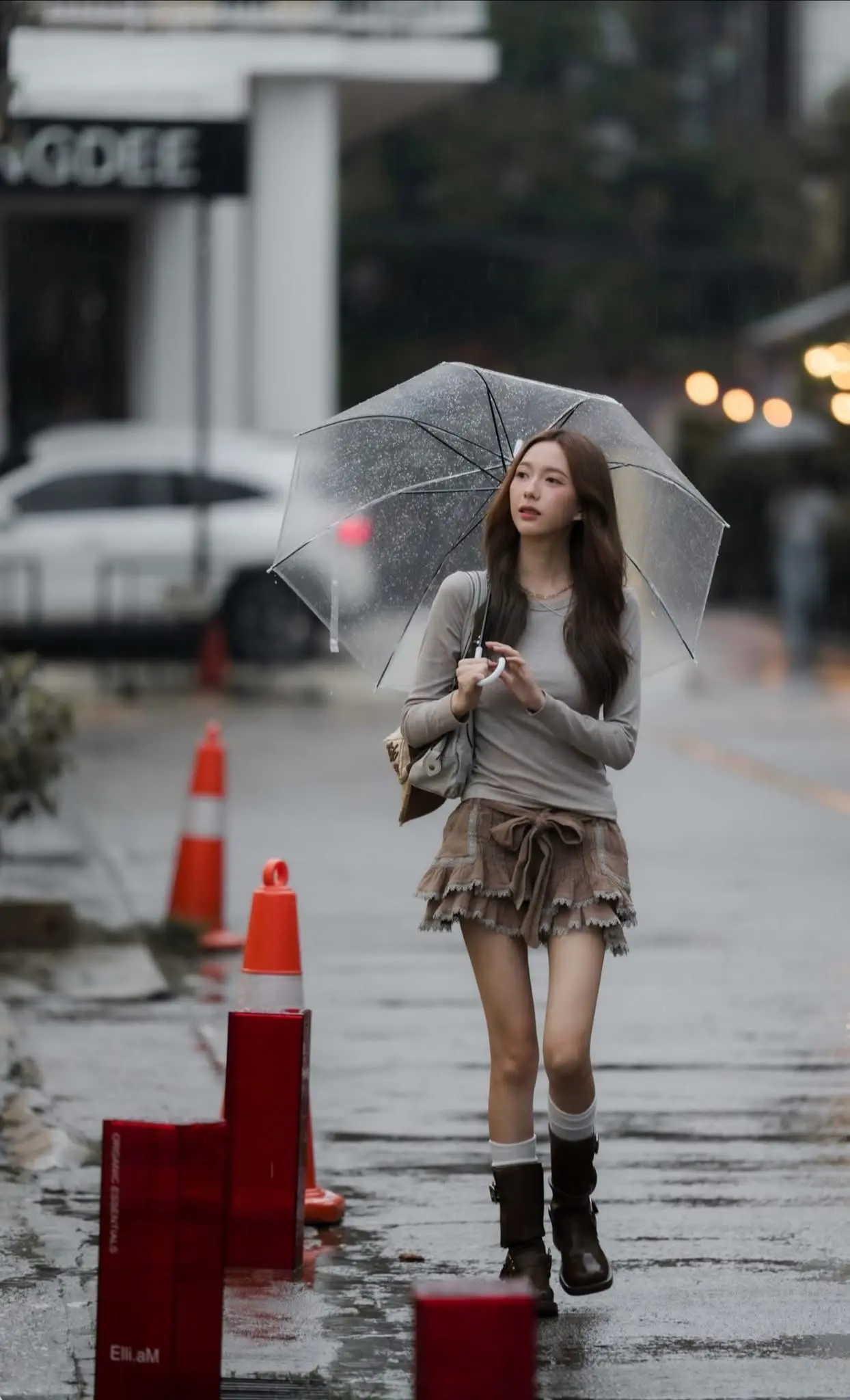 🌃🌧️「雨一直下，城市没停，我也没停。一个人走在雨里的街头， 不是...