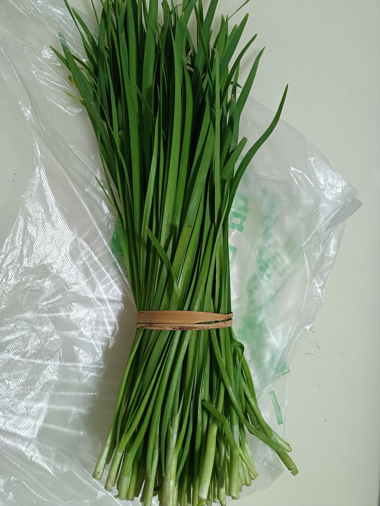 想吃韭菜盒子了，昨天去了两家超市，都没有买到韭菜。记得小时候夏天正是吃韭菜的季节