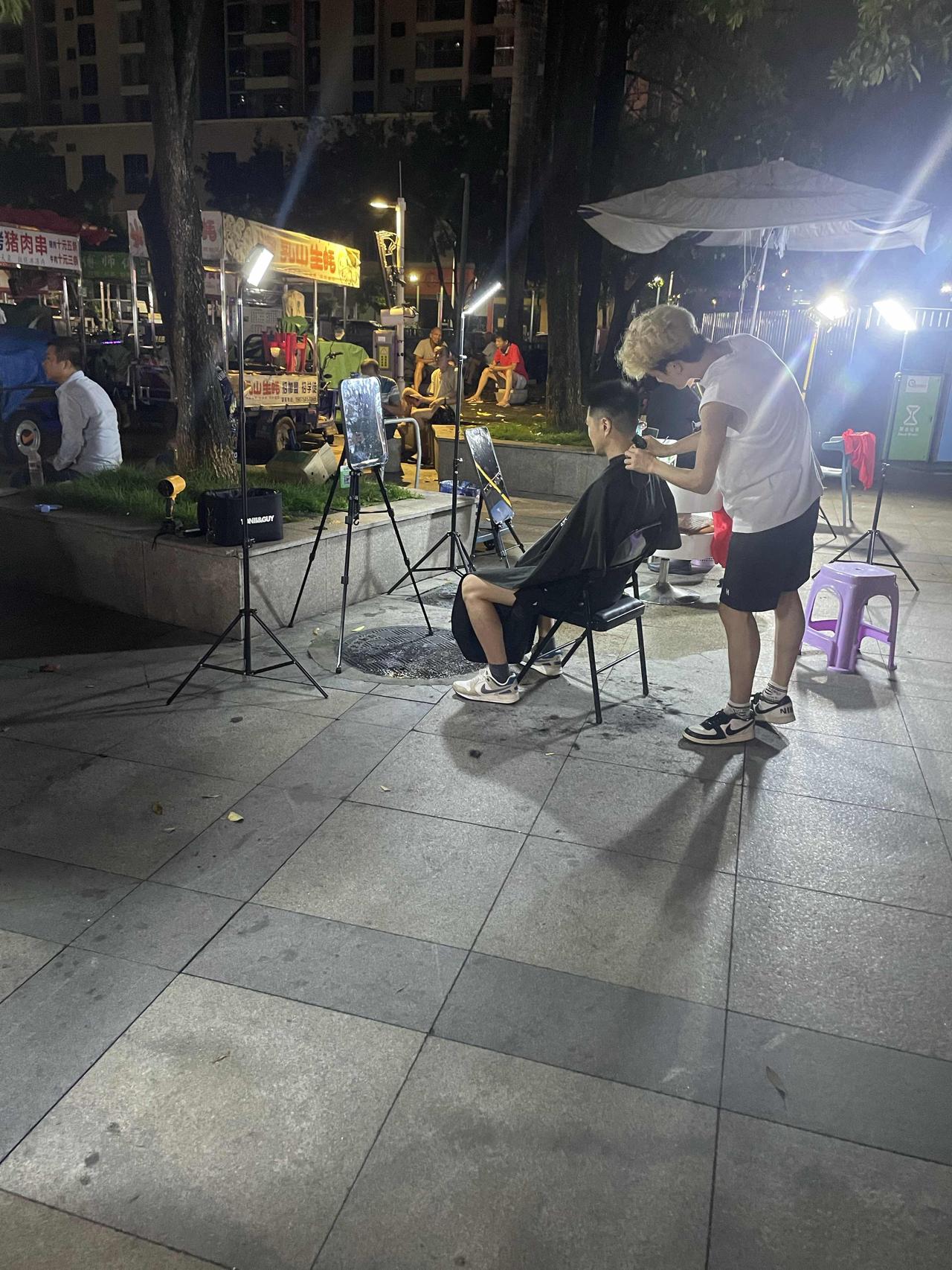 深圳今年确实流行起街边理发了。我住的地方就有十几个路边剪发摊，主打10元快剪，每