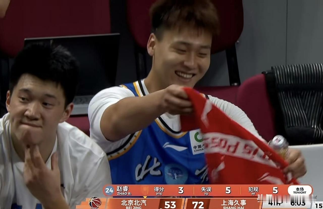 赵睿这是什么操作？面对争议，面对外界的批评，竟然还敢发文“继续微笑，因为生活是如