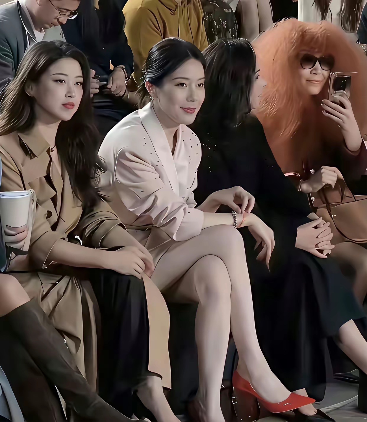 C位是蔚来老板娘王屹芝，李斌眼光真好！她身边坐着的就是朱珠 