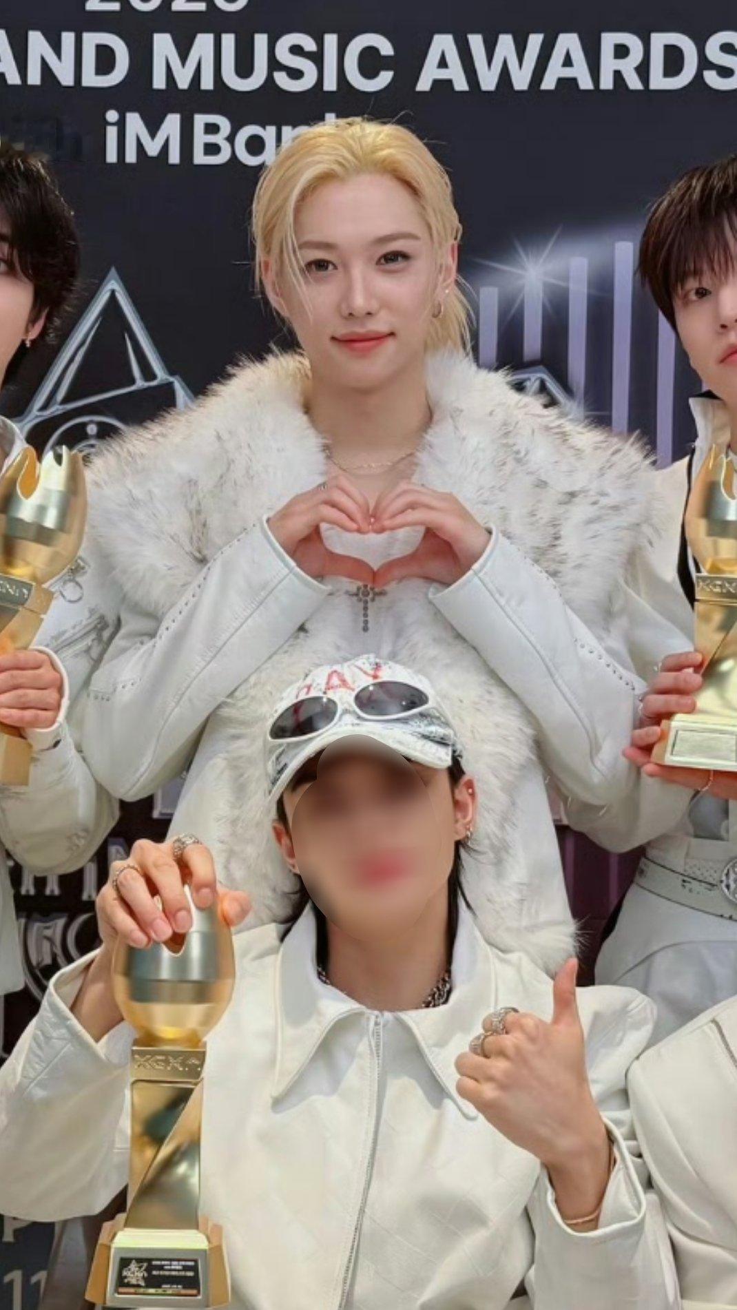 小吉祥物放中间 