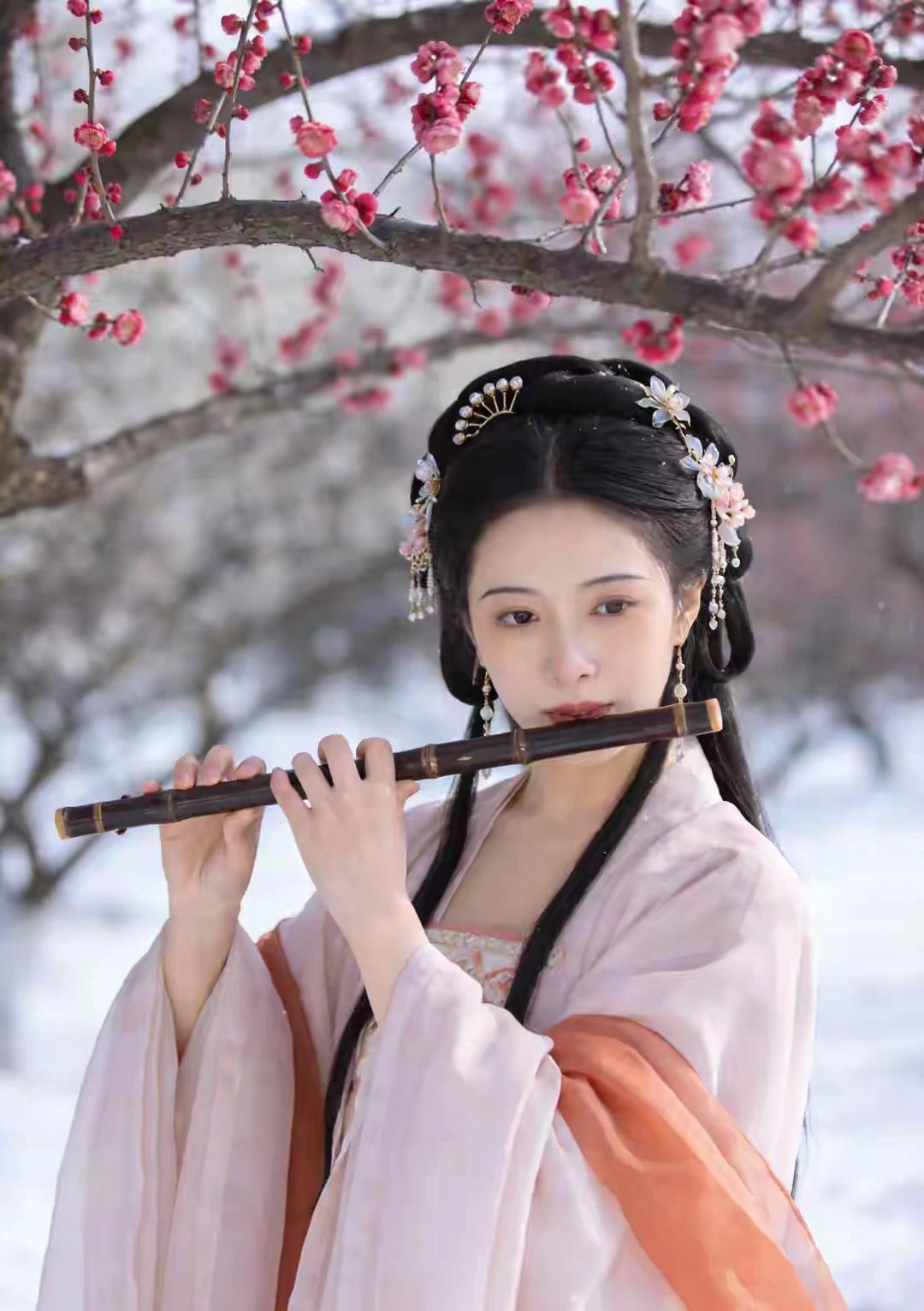 青春几度任消磨，
 巷口梧桐落叶多。
 曾共凭栏听晚曲，
琴瑟和鸣慢细说。