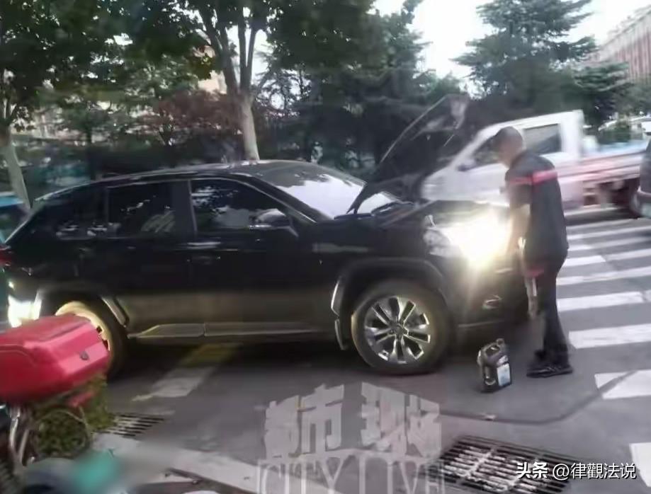 山东青岛，男子将车子送去4s店保养，师傅忘记加机油，车子出店1公里后爆缸熄火。4