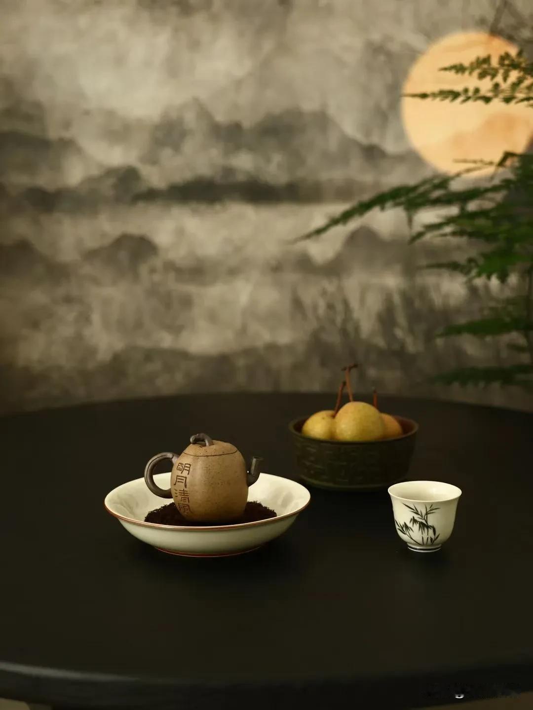 明月清风梨·90cc·紫泥粉段泥柴烧
酥梨垂枝头，茶香落壶中🍵
生活明朗，世间