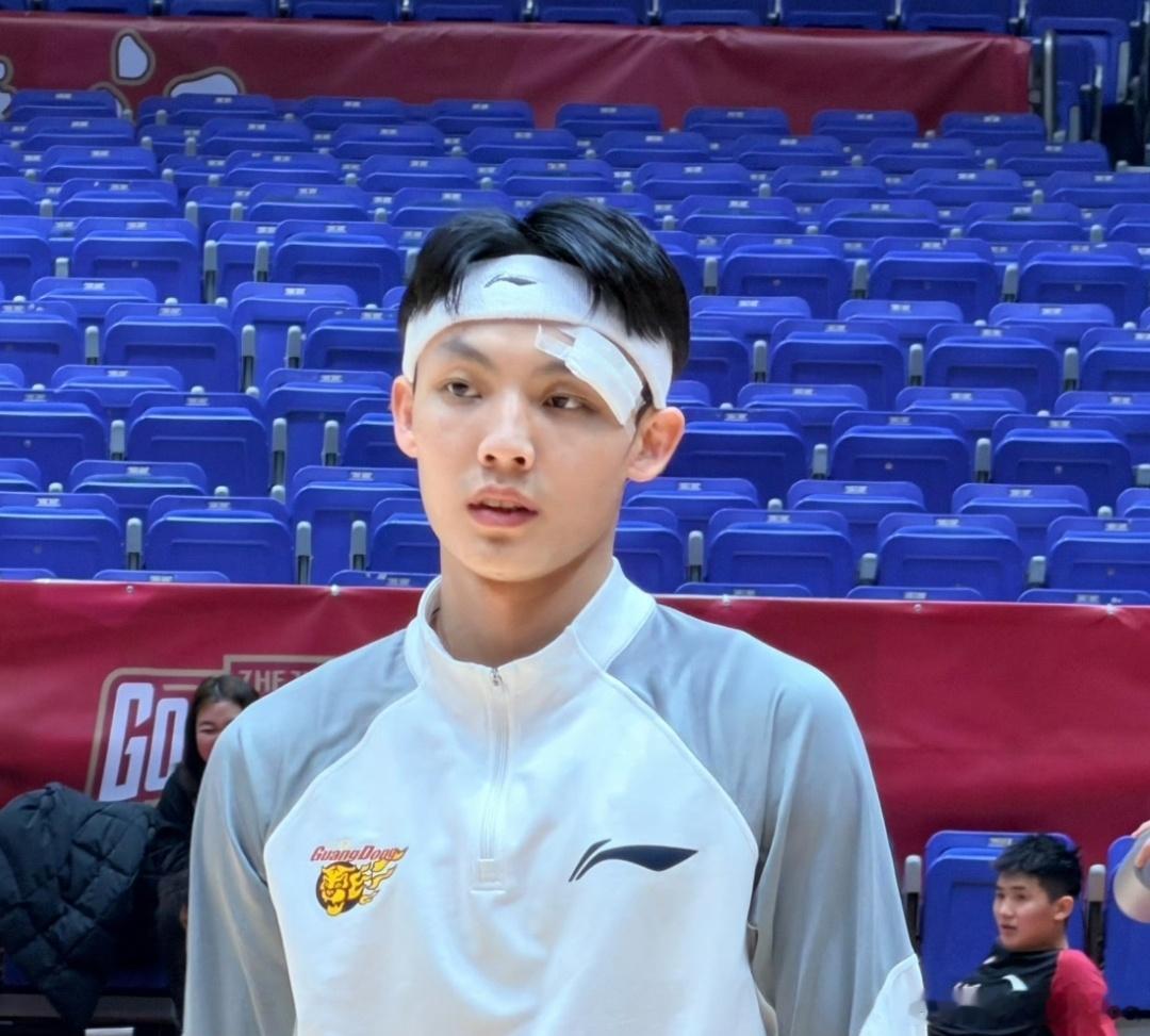 徐杰这是硬上啊，这要出汗，岂不是影响伤口？