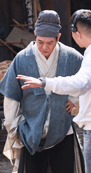 62岁的新加坡🇸🇬籍国际武打巨星:李连杰现在也开始拍摄网络短剧了？
看起来他